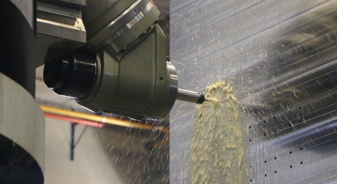 fresadora de grandes piezas mecanizando plancha de 12 m