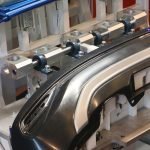 diseño y fabricacion de máquina para montaje de embellecedor de difusor trasero de coche vista detalle