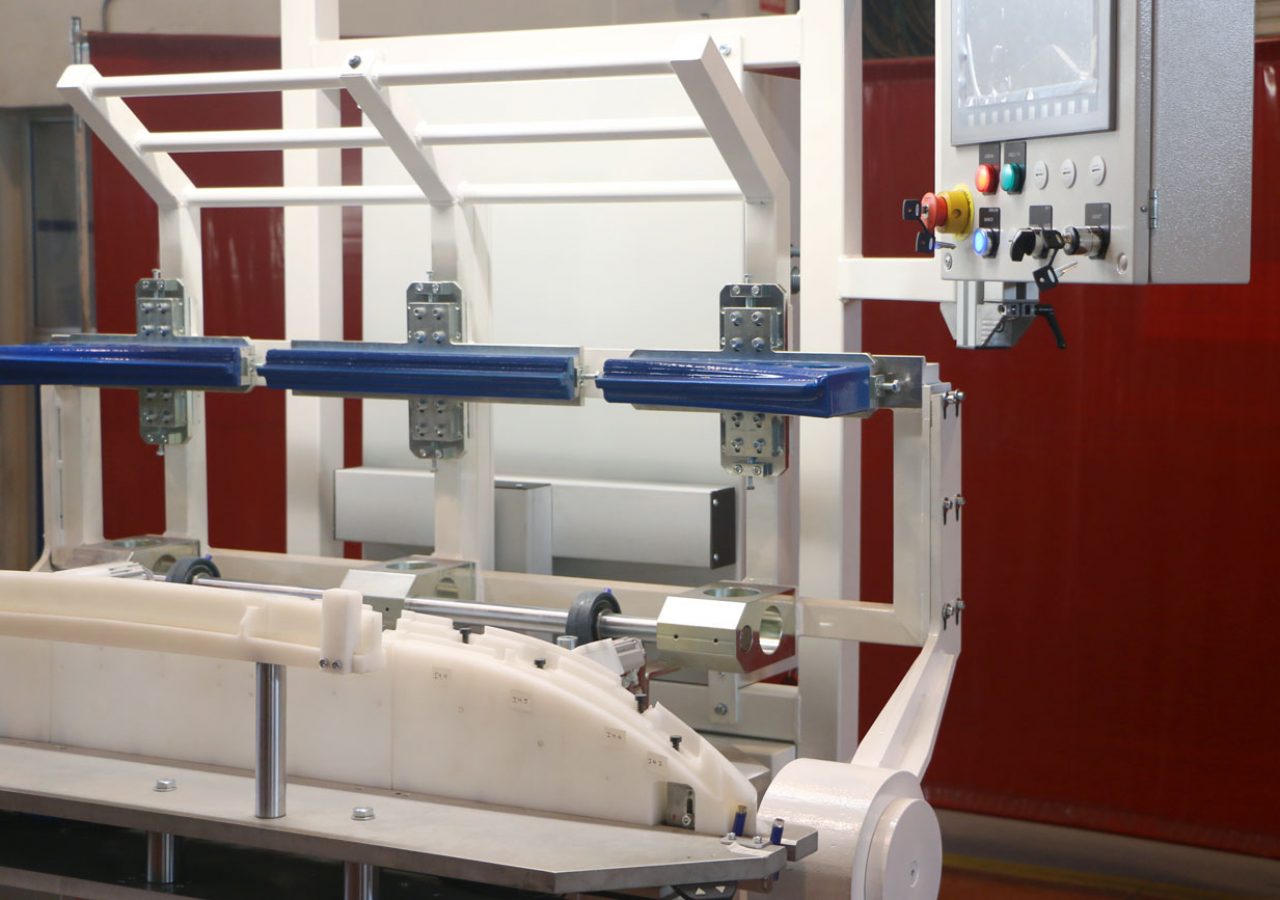 diseño y fabricacion de máquina para montar en línea de automoción rejilla central de parachoques vista lateral