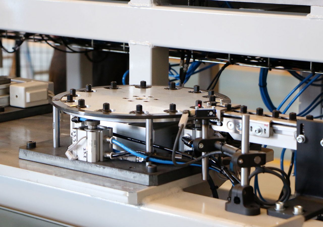 Diseño de célula robotizada para inserción de tuercas y grapas vista mesa eléctrica giratoria