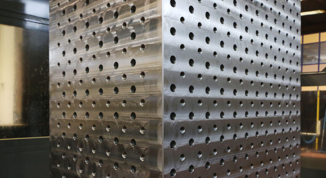 Detalle del mecanizado de una columna de 5 toneladas. Detalle de esquina con vista de 2 caras. Foto alejada