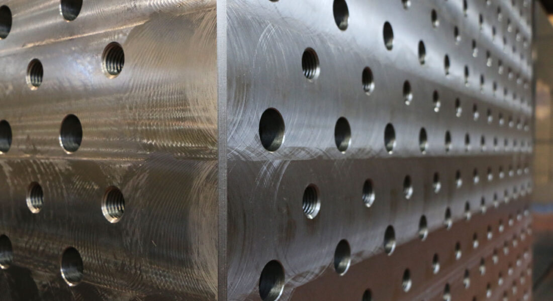 Detalle del mecanizado de una columna de 5 toneladas. Detalle de esquina con vista de 2 caras. Foto cercana