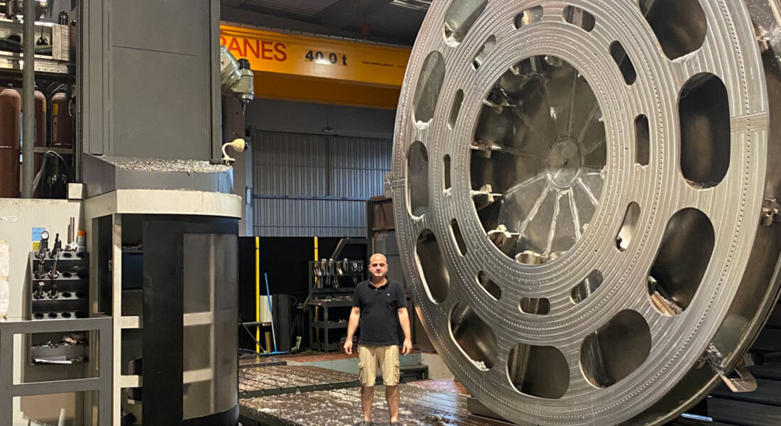 Director de LAMUCE al lado de una pieza de 4,5m de diámetro mecanizada en sus instalaciones para el sector aeroespacial