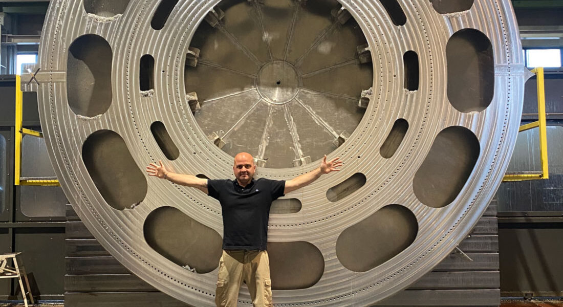 Director de LAMUCE delante de una pieza de 4,5m de diámetro mecanizada en sus instalaciones para el sector aeroespacial