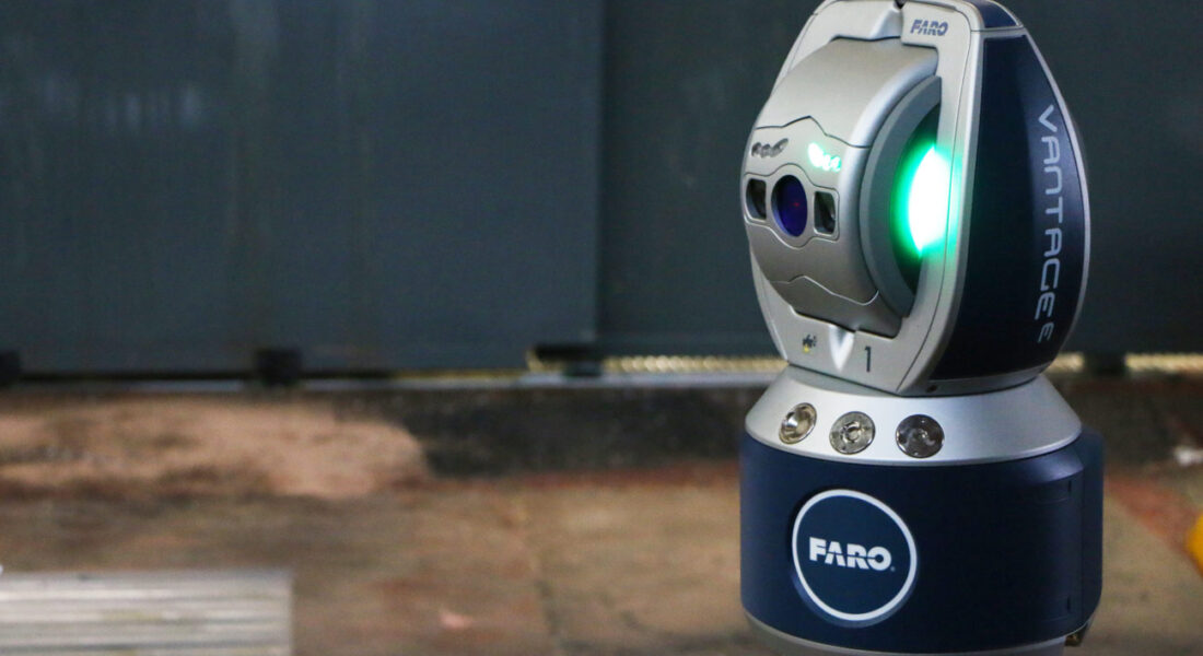 Cabezal del medidor Láser TRACKER FARO VANTAGE E en primer plano dentro de las instalaciones de LAMUCE