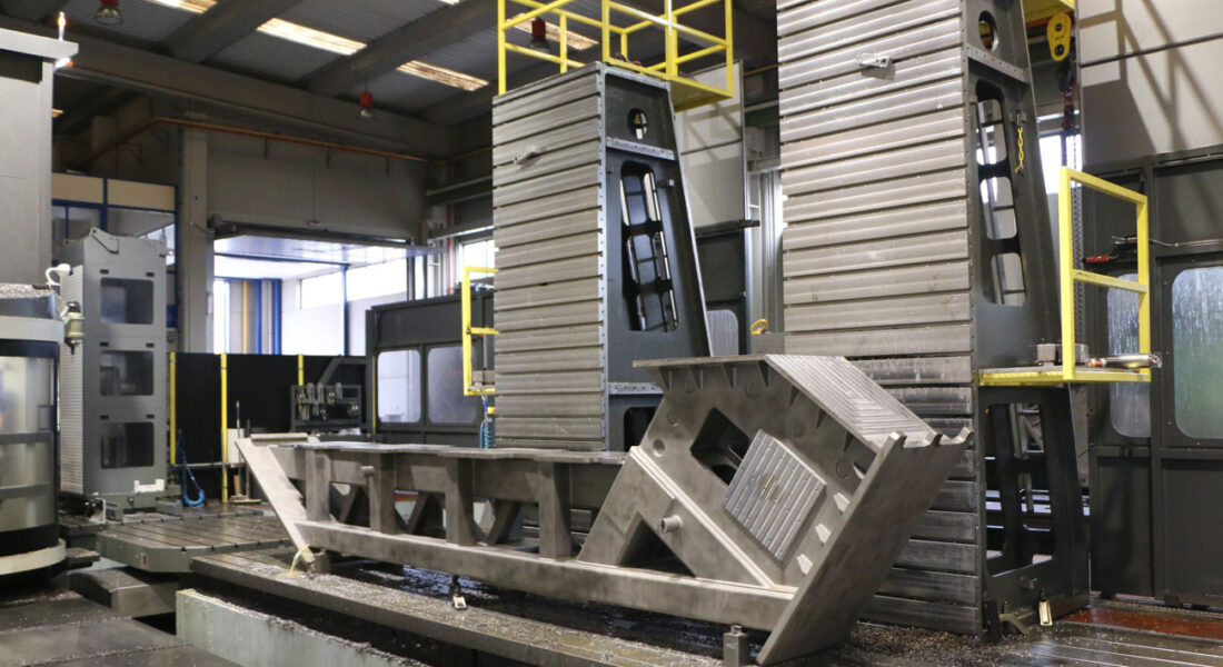 Viga en ángulo de grandes dimensiones preparada para ser mecanizada en las instalaciones de LAMUCE en la fresadora Zayer Kairos 12000. Vista lateral derecha