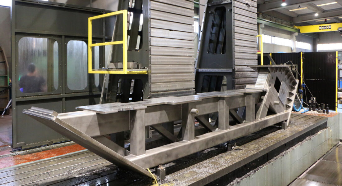 Viga en ángulo de grandes dimensiones preparada para ser mecanizada en las instalaciones de LAMUCE en la fresadora Zayer Kairos 12000. Vista lateral izquierda