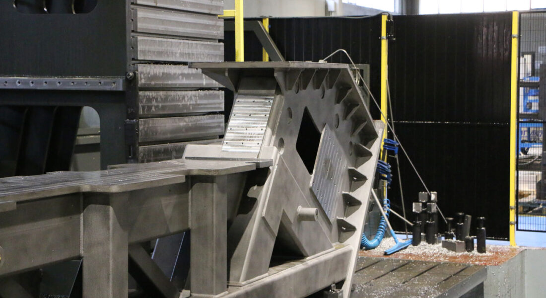Viga en ángulo de grandes dimensiones preparada para ser mecanizada en las instalaciones de LAMUCE en la fresadora Zayer Kairos 12000. Vista lateral derecha, detalle