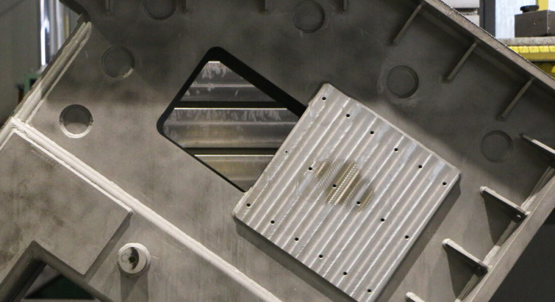 Viga en ángulo de grandes dimensiones preparada para ser mecanizada en las instalaciones de LAMUCE en la fresadora Zayer Kairos 12000. Vista detalle del uno de los mecanizados realizados