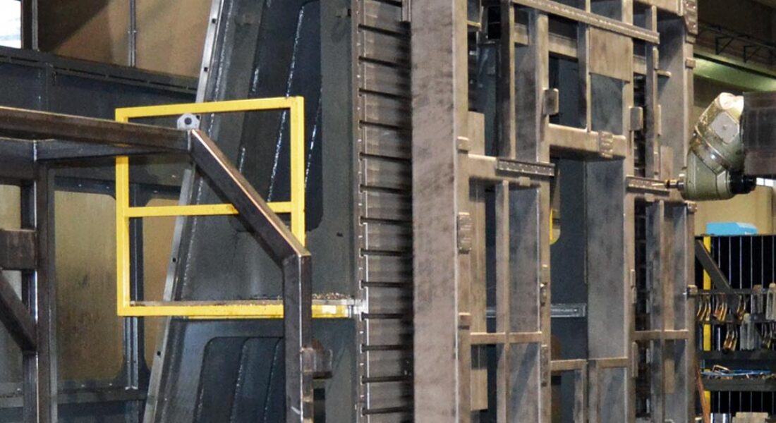 Pieza cuadrada sección de grandes dimensiones presentada para ser mecanizada en el taller de LAMUCE en su fresadora Zayer Kairos 12000. AL fondo un puente grúa de 12t