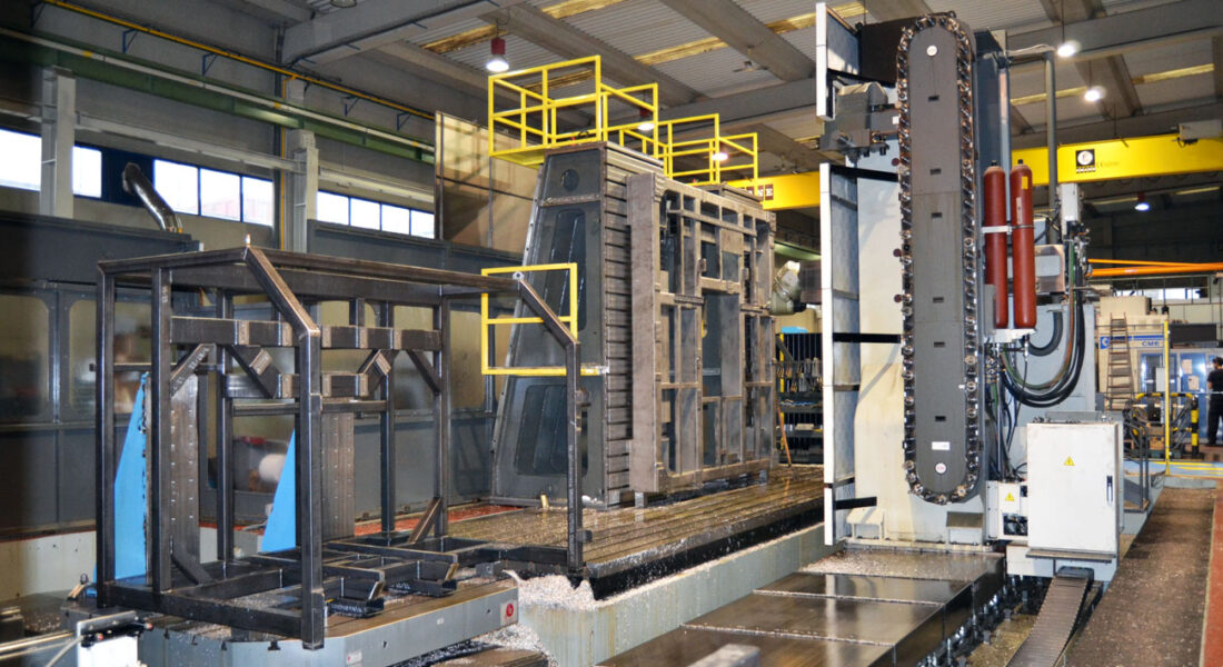 Pieza cuadrada sección de grandes dimensiones presentada para ser mecanizada en el taller de LAMUCE en su fresadora Zayer Kairos 12000. Vista lateral izquierda