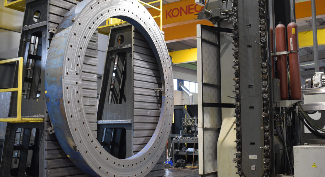 Anillo eólico presentado para continuar su mecanizado en la fresadora Zayer Kairos 12000 en las instalaciones de LAMUCE. Vista lateral y a la derecha de la imagen los utillajes de la fresadora