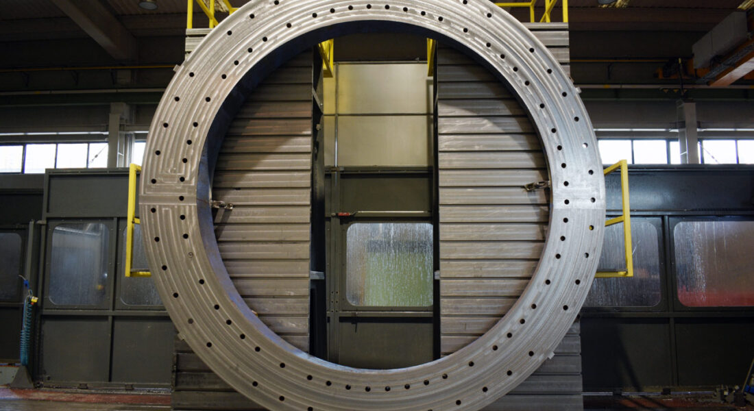 Anillo eólico presentado para continuar su mecanizado en la fresadora Zayer Kairos 12000 en las instalaciones de LAMUCE. Vista completamente frontal