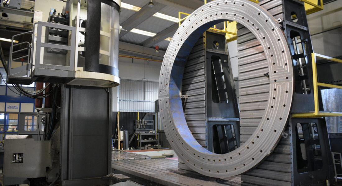 Anillo eólico presentado para continuar su mecanizado en la fresadora Zayer Kairos 12000 en las instalaciones de LAMUCE. Vista lateral y a la izquierda de la imagen la cabina de control de la fresadora
