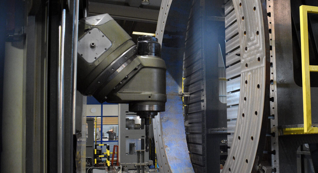 Anillo eólico presentado para continuar su mecanizado en la fresadora Zayer Kairos 12000 en las instalaciones de LAMUCE. Vista detalle del cabezal parado y la pieza