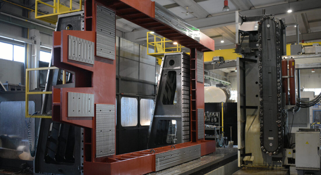 Chasis de grandes dimensiones presentado para continuar su mecanizado en la fresadora Zayer Kairos 12000 en las instalaciones de LAMUCE. Vista lateral derecha y a la derecha de la imagen los utillajes de la fresadora