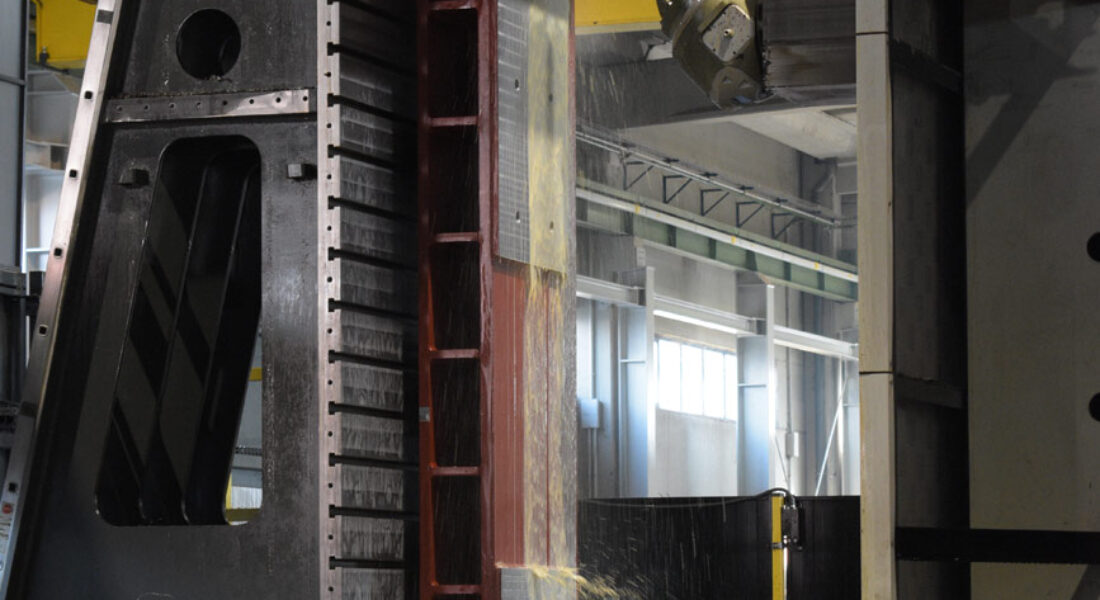 Chasis de grandes dimensiones en la fresadora Zayer Kairos 12000 en las instalaciones de LAMUCE. Vista detalle del cabezal de la fresadora trabajando 