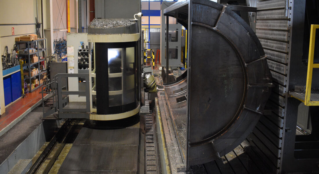 Estructura de horno de grandes dimensiones preparada para ser mecanizada en la fresadora Zayer Kairos 12000. Vista lateral derecha de la pieza y a la derecha el taller de LAMUCE y la cabina de control de la fresadora