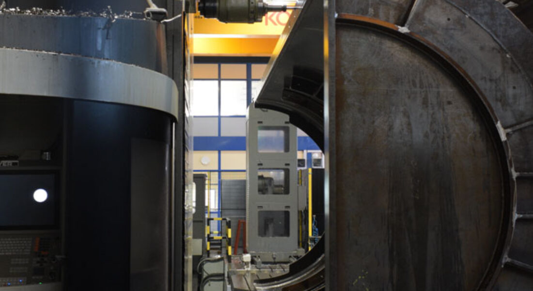 Estructura de horno de grandes dimensiones siendo mecanizada en la fresadora Zayer Kairos 12000. Vista lateral derecha en detalle del cabezal de la fresadora mecanizando la pieza