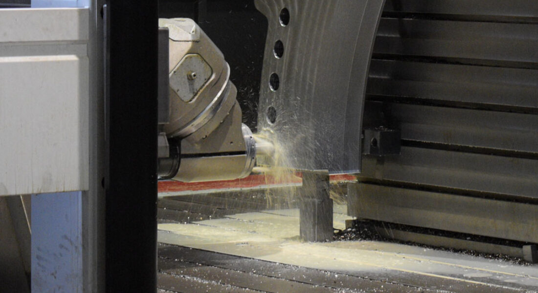 Cabezal de fresadora de grandes dimensiones mecanizando una pieza de 4m de diámetro. Detalle realizando agujeros