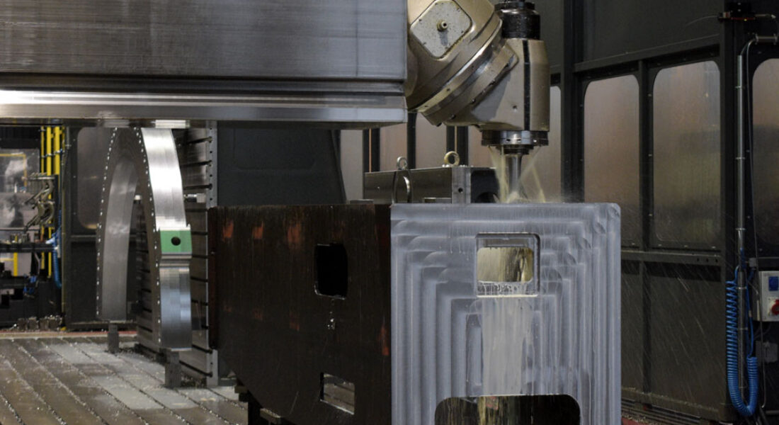 Cabezal de fresadora de grandes dimensiones mecanizando una pieza de 4m de diámetro