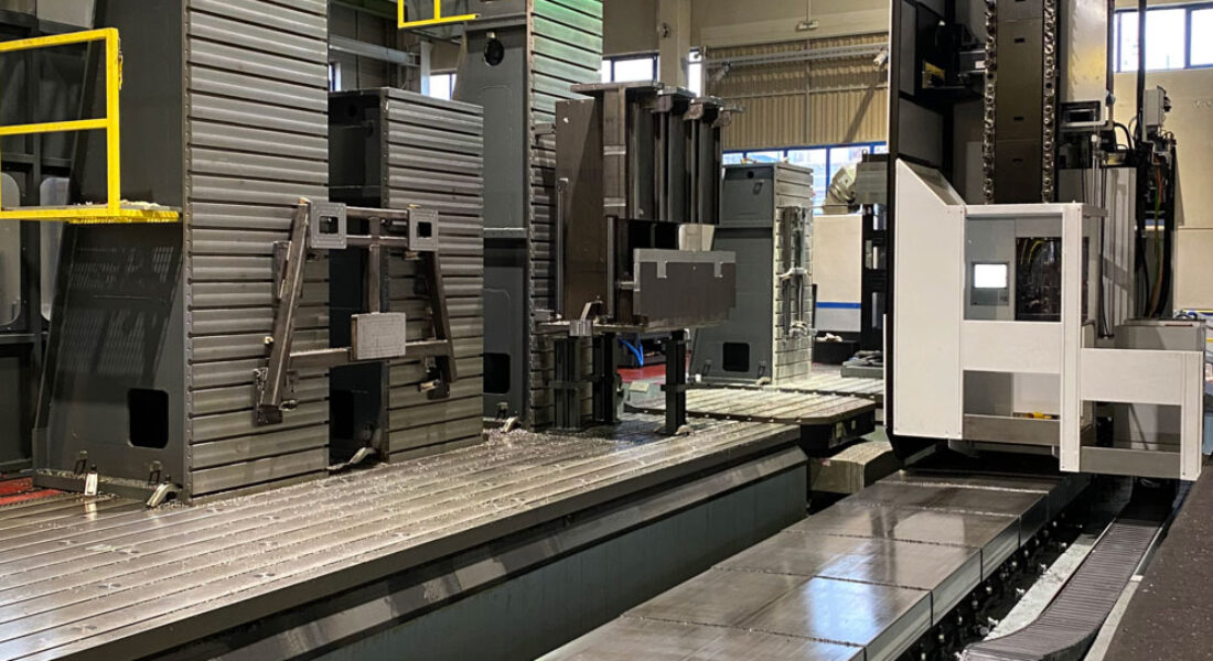 Cabezal de fresadora de grandes dimensiones mecanizando una pieza de 4m de diámetro. Detalle realizando agujeros