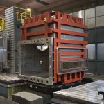 Piezas de grandes dimensiones presentadas para ser mecanizadas. Vista lateral de mesa de cámara de vacío para el sector farmacéutico